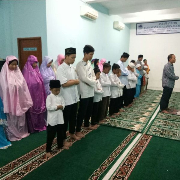 Sholat-Taraweh.jpg